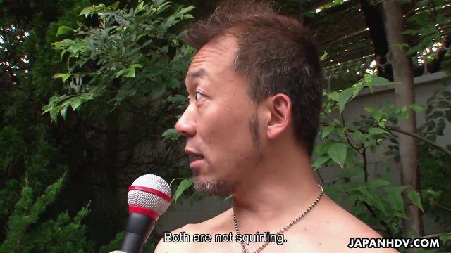 Превью Азиатки с волосатыми кисками развлекают клиентов бассейна профессиональным минетом № 11062