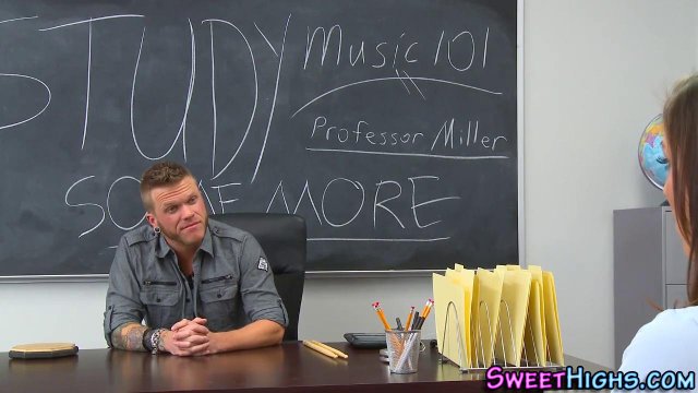 Превью Студентка с упругими сиськами отработала двойку трахнувшись с преподом по математике № 11135