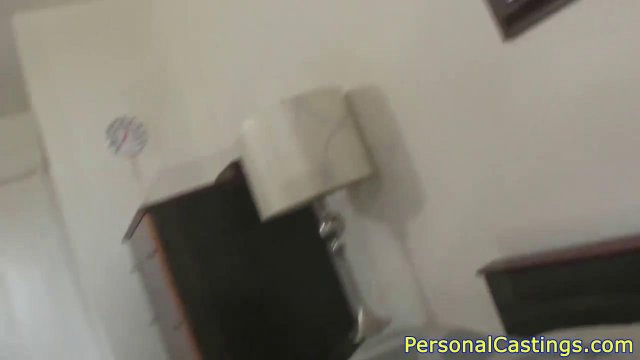 Превью Темноволосая милфа кончает от члена секс - агента на кастинге № 11296