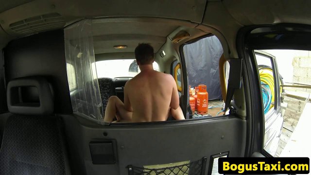 Превью Блондинка без трусиков расплатилась с таксистом жестким сексом в машине № 11753