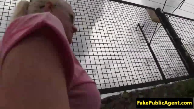 Превью Блондинка с большими дойками повелась на слова пикапера и отсосала его хер посреди улицы № 11915