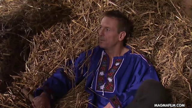 Блондинка с маленькими титьками трахнулась с деревенским парнем на сеновале