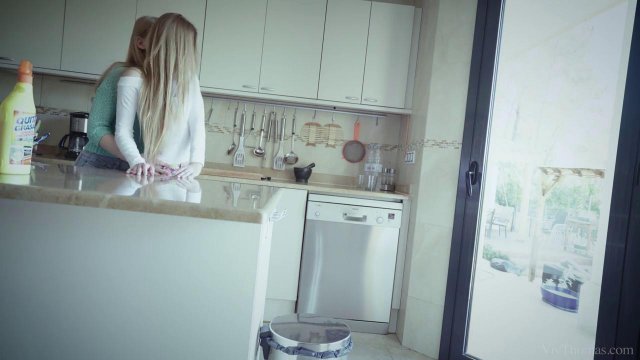 Девушка двумя пальчиками довела подругу до бурного оргазма