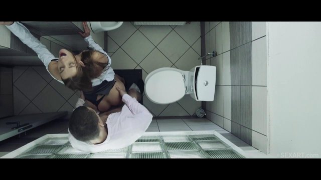 Превью Мачо отымел чужую телочку в киску в туалете стоя № 35054