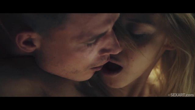 Превью Супружеская пара устроила нежный секс на кровати перед сном № 35099