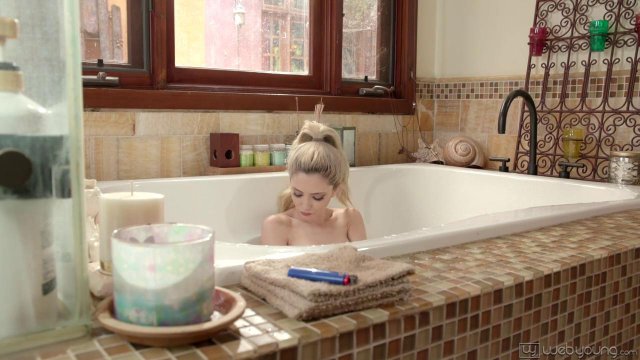 Блондинка соблазнила подругу и села ей на лицо, чтобы насладиться куни