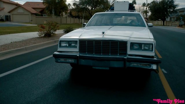 Превью Девка трахается в машине с парнем, а потом с водителем в ванной № 35111