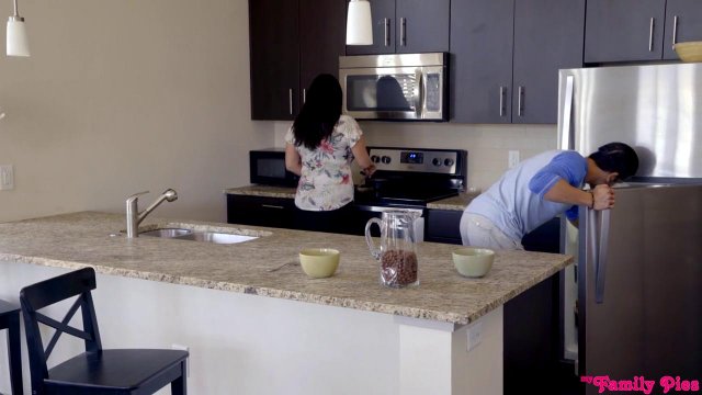 Превью Блондинка трахается на кухне с парнем сестры, пока та не видит № 35137