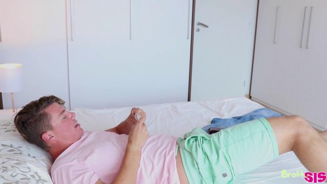 Брюнетка в очках умело соблазнила парня с толстым членом