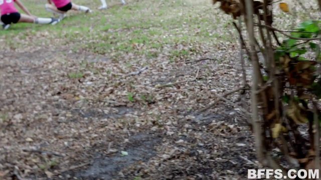 Спортсменки устроили групповуху со своими парнями на большом диване