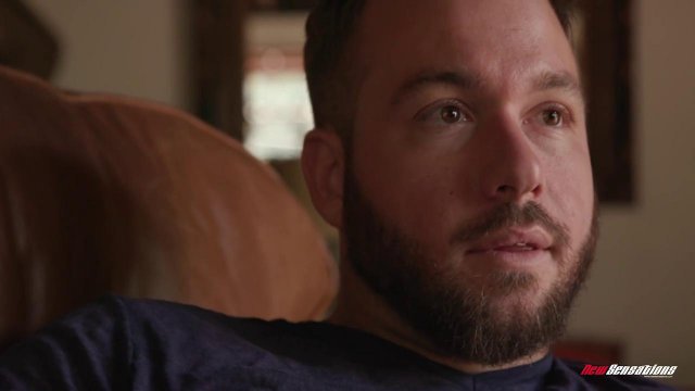 Превью Мужик нежно вылизывает киску брюнетки и шпилит ее своим стояком № 35173