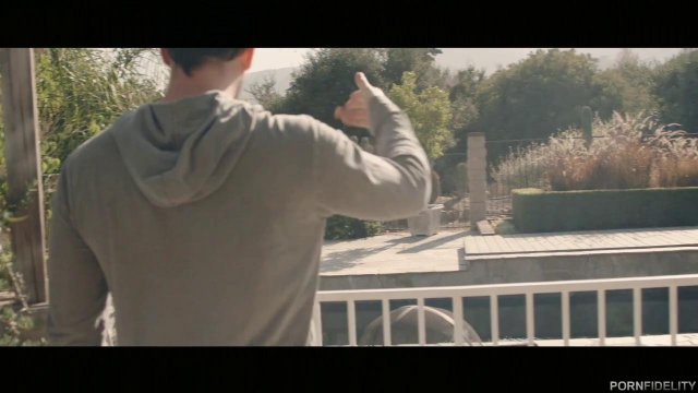 Темнокожий сосед присоединился к супругам и они устроили секс втроем