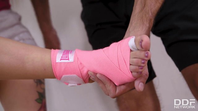 Превью Блондинка дрочит член тренера и занимается сексом вместо фитнеса № 35200