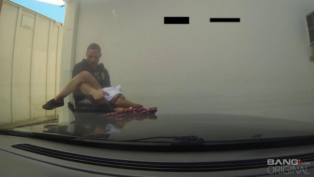 Превью Девка трахается с двумя полицейскими ради своей свободы № 35240