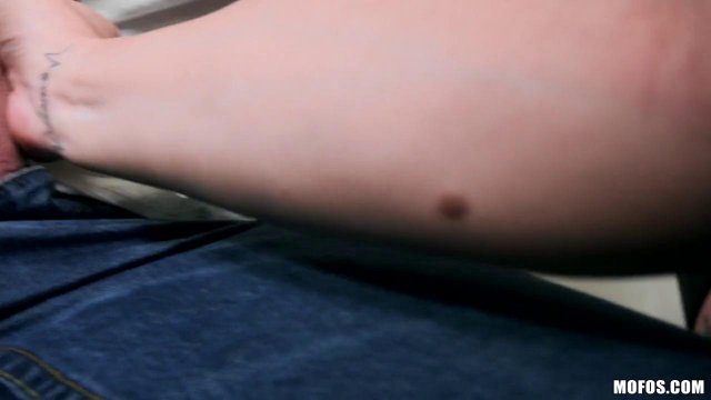 Превью Девушки по очереди предлагают свою вагины для самца с крепким членом № 35279