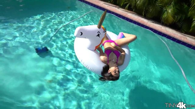 Превью Парочка занялась страстным сексом прямо у бассейна во дворе № 35300