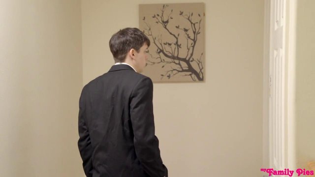 Превью Мужик подглядывает, как молодая парочка занимается сексом в спальне № 35313