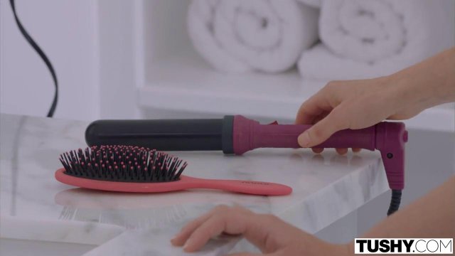 Превью Лесбиянки кайфуют от анального проникновения в жмж сексе № 35332