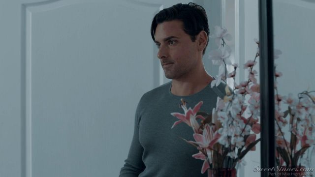 Парень доводит подругу до оргазма своим членом и секс-игрушкой