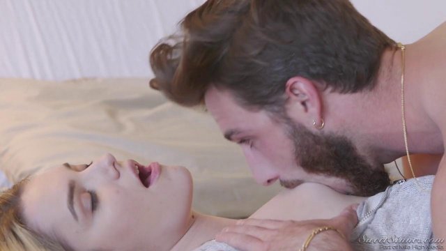 Превью Похотливая блондинка не уснет, если не трахнется со своим бойфрендом № 35356