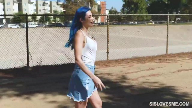 Девица с синими волосами пробует член таксиста у него дома