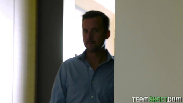 Превью Молодая блондинка получила в попку крепкий член зрелого мужика № 35378