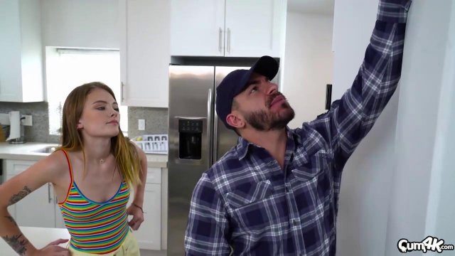 Превью Молодая телочка отблагодарила минетом и сексом сантехника за работу № 35419