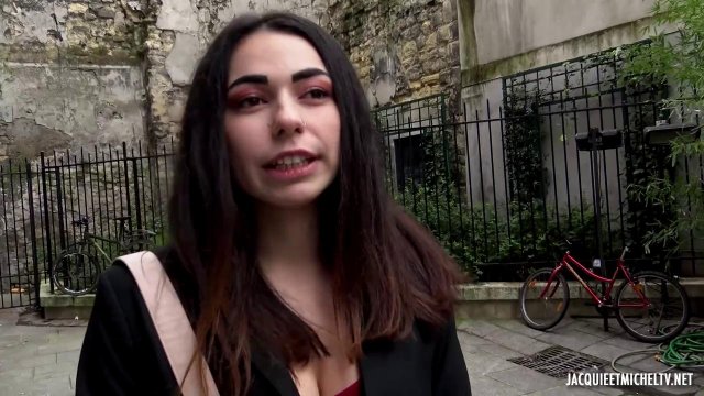 Только познакомилась на улице, а уже стонет от проникновения в киску