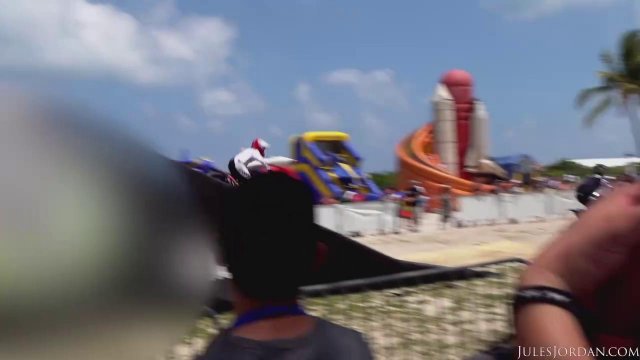 Превью Парень на отдыхе познакомился с брюнеткой, которая сразу дала в киску № 35458