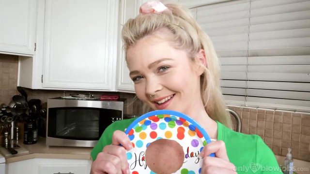 Превью Блондинка на завтрак получила член в ротик и попробовала густую сперму № 35533