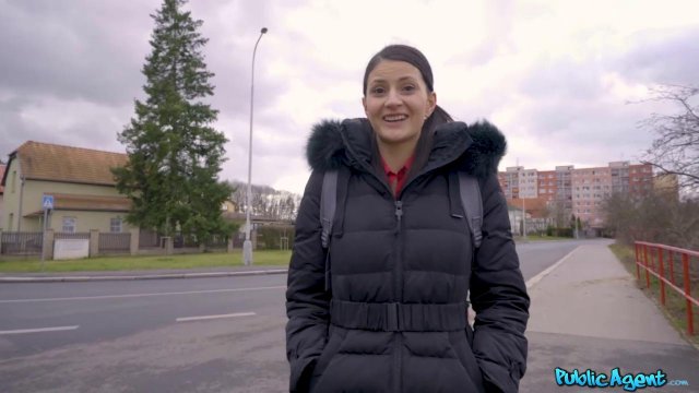 Превью За деньги брюнетка сосет член незнакомца и трахается с ним в подъезде № 35541