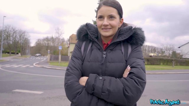 Превью За деньги брюнетка сосет член незнакомца и трахается с ним в подъезде № 35541