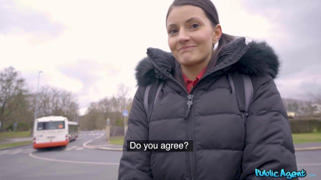 Превью За деньги брюнетка сосет член незнакомца и трахается с ним в подъезде № 35541