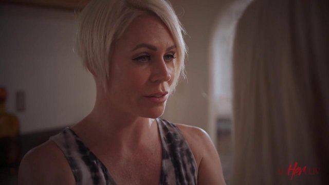 Вместо спортивных занятий подружки стали трахаться