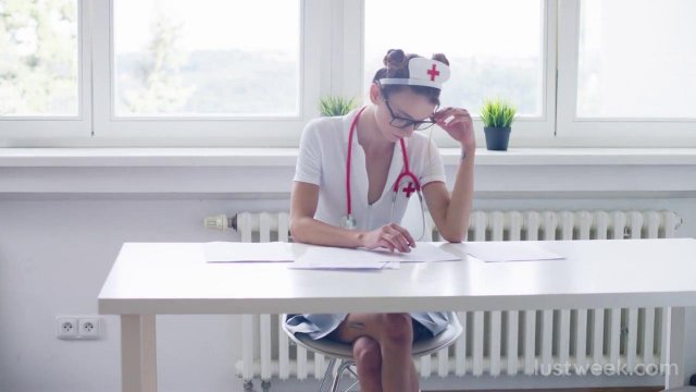 Превью Медсестра оказала сексуальную помощь парню № 36420