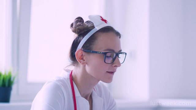 Превью Медсестра оказала сексуальную помощь парню № 36420