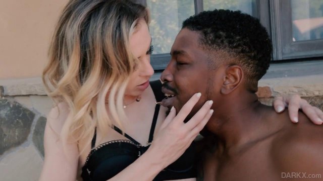 Превью Девушке в чулках нравится прыгать на члене негра № 36439