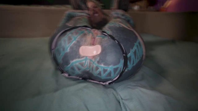 Превью Татуированная курва жестко долбится с мужиком во все дырочки № 38809