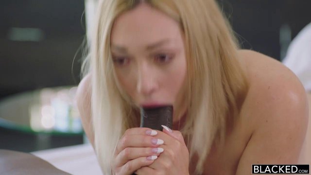 Превью Блондинка в восторге от большого черного члена и принимает его в щелку № 38827