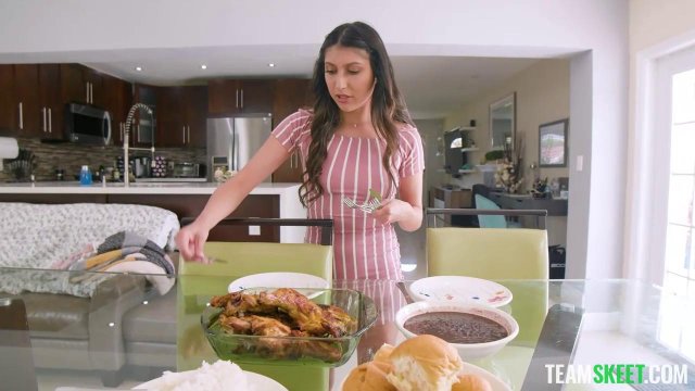 Превью Темноволоса красотка жарко долбится с мужем после обеда № 38835