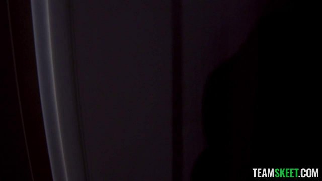 Превью Темноволоса красотка жарко долбится с мужем после обеда № 38835