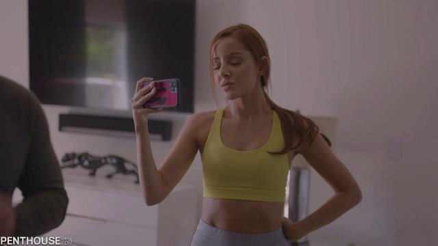 Плоскогрудая девица решила развести на секс женатого мужика