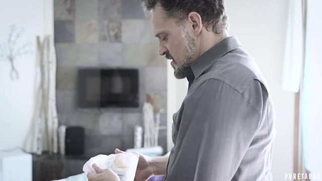 Превью Блондинка возбуждается от куни и позволяет трахать себя чужому мужику № 38840