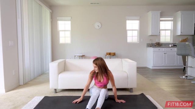 Превью Брюнетка оголяет свое тело и нежно отдается парню лучшей подруги № 38841