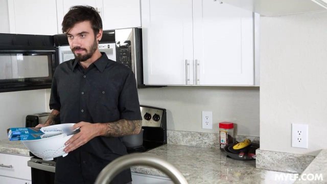 Превью Девушка с шикарной фигурой раздвигает ножки и ощущает в киске хрен самца № 38891