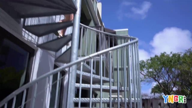 Превью Русая крошка с красивой грудью после прогулки сразу трахнулась с парнем № 38902