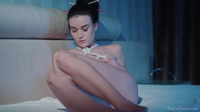 Превью Любительница шибари нежно мастурбирует бритую киску № 38921