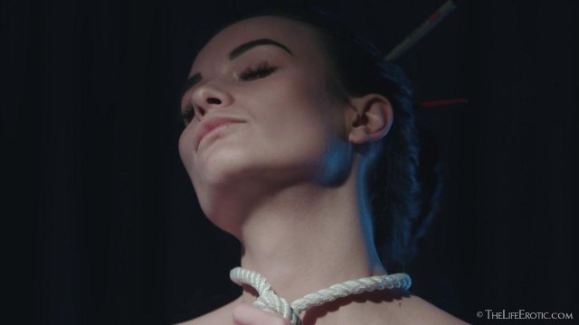 Превью Любительница шибари нежно мастурбирует бритую киску № 38921