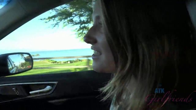 Превью Мужик прокатил наивную шлюшку на машине, а после отодрал в вагину № 38926