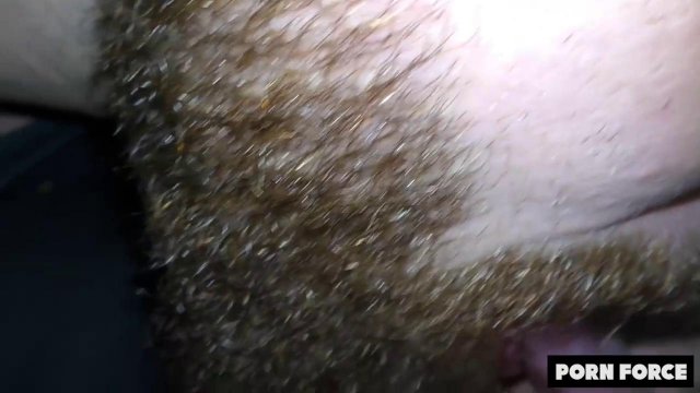 Мужчина надел презерватив и вздрючил вагину местной шалашовки